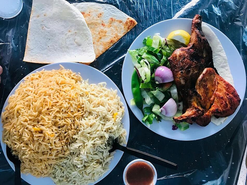 Рис с курицей, овощами и лепешкой. 